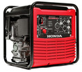 Génératrice portative Honda, modèle EG2800i (vue avant et de côté); le nom de marque (HONDA) et le numéro de modèle (EG2800i) figurent à l’avant en lettres blanches et rouges, sur le panneau de contrôle noir