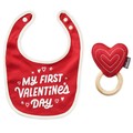 Jouet de dentition en bois avec un cœur rouge attaché en peluche (vendu dans un ensemble comprenant une bavette rouge avec garnitures blanches où il est inscrit « My first Valentine's Day »)