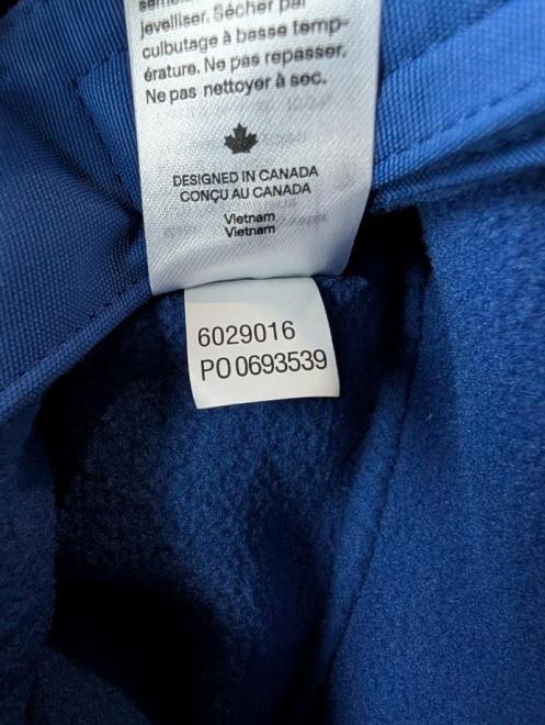 Image 3: Le numéro de modèle et le numéro de commande (PO) se trouvent à l’intérieur du chapeau