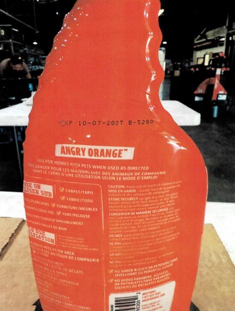 Image 3 : Emplacement de la date et du code de lot sur le goulot d’une bouteille de détachant Angry Orange