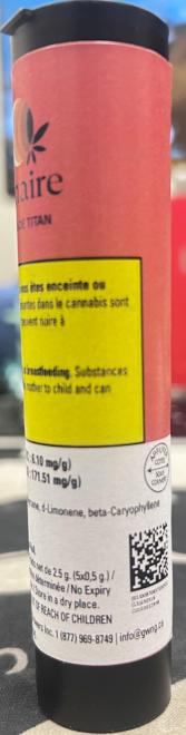 Un produit dans un contenant noir avec une étiquette corail, un symbole de cannabis normalisé en forme d’octogone rouge et une boîte jaune avec la mise en garde. Un logo est à côté du symbole du cannabis. L’étiquette comporte également des informations sur le produit comme le nom, le contenu en cannabinoïdes, le codes-barres, etc.