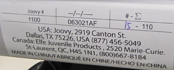 Étiquette avec date de fabrication situé sous l’armature du tricycle-poussette