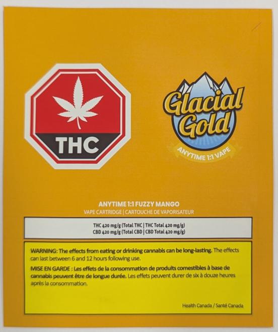 Devant de l’emballage type pochette de couleur jaune  avec un symbole de cannabis normalisé en forme d’octogone rouge dans le coin supérieur gauche et une boîte jaune dans le bas avec la mise en garde. Un logo est dans le coin supérieur droit. Au milieu de l’étiquette, il y a des informations sur le produit comme le nom et le contenu en cannabinoïdes.