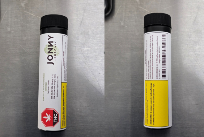 Un produit dans une tube avec une étiquette blanche, un symbole de cannabis normalisé en forme d’octogone rouge et une boîte jaune au bas avec la mise en garde. Un logo est à côté du symbole du cannabis. L’étiquette comporte également des informations sur le produit comme le nom, le contenu en cannabinoïdes, et le code-barre.