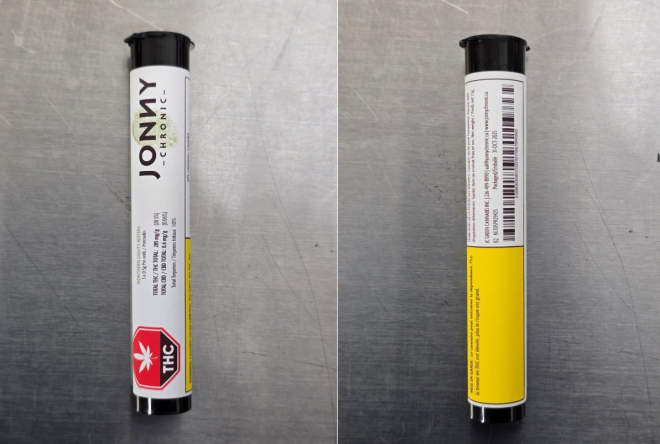 Un produit dans une tube avec une étiquette blanche, un symbole de cannabis normalisé en forme d’octogone rouge et une boîte jaune au bas avec la mise en garde. Un logo est à côté du symbole du cannabis. L’étiquette comporte également des informations sur le produit comme le nom, le contenu en cannabinoïdes, et le code-barre.